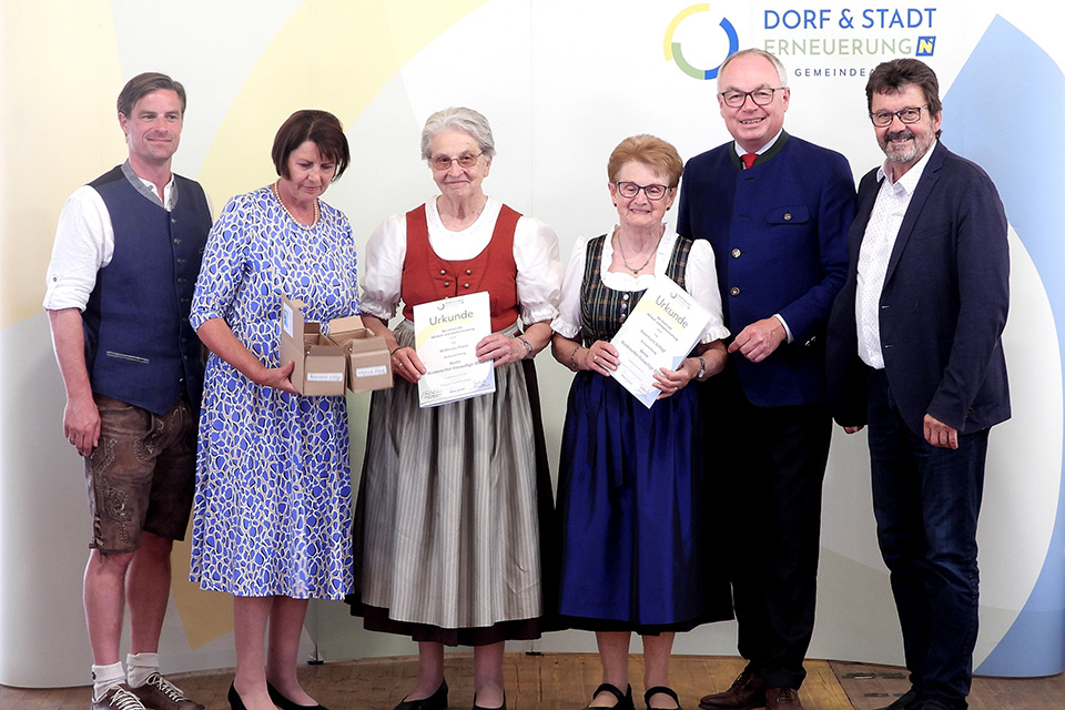 StR Reinhard Litschauer, Maria Forstner, Wilfriede Plank, Annemarie Schlögl, Landeshauptfrau-Stv. Stephan Pernkopf und Bgm. Gerhard Lentschig bei der Überreichung der Urkunden. Foto: © Karl H. Tröstl, NÖN